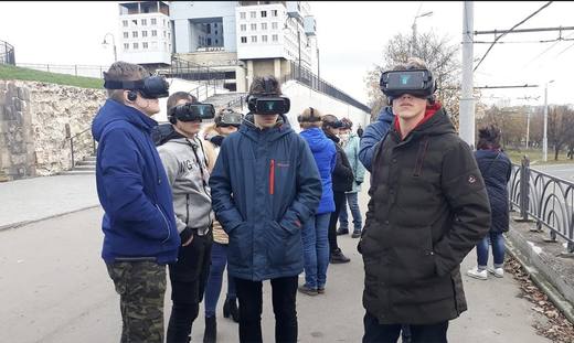 Группа на VR-экскурсии у места бывшего замка